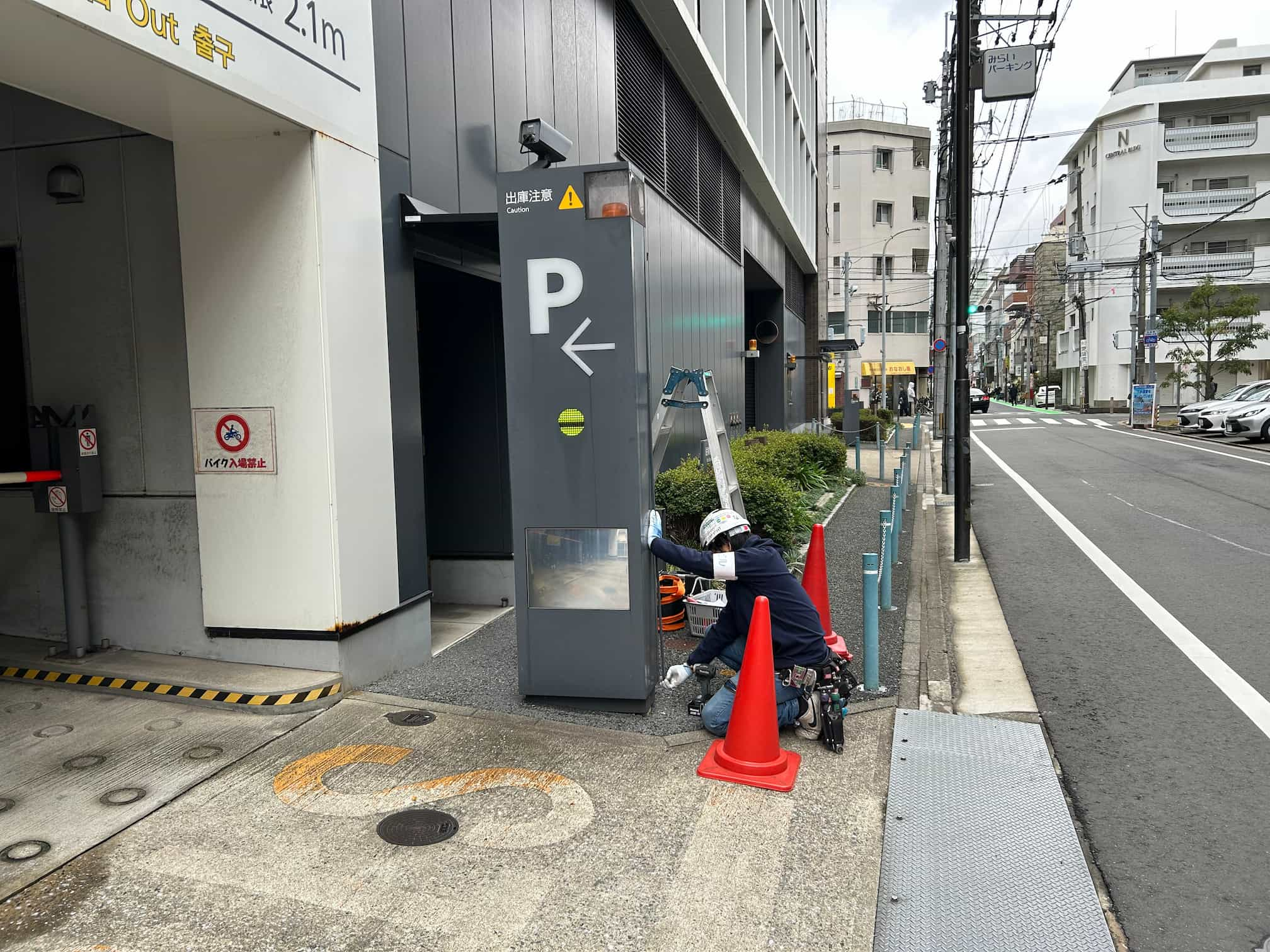 電気ビルみらいパーキング様の看板の点検をさせていただきました2