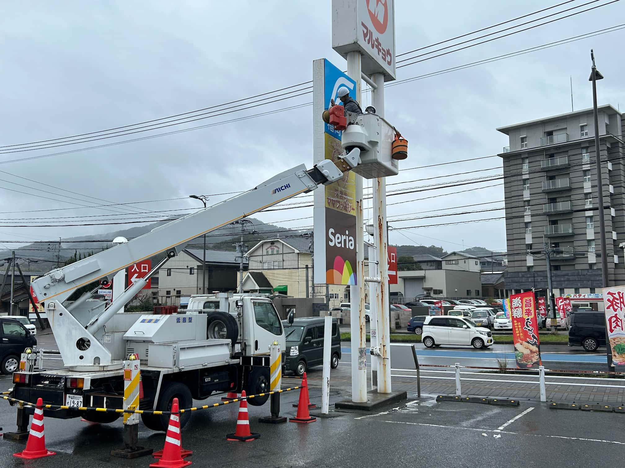 福岡銀行様御井旗崎ATMのアルミ複合板・インクジェットシート貼り案内看板の製作・施工事例3