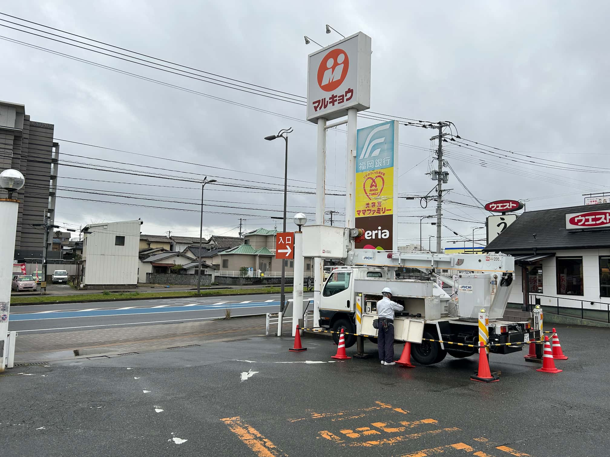 福岡銀行様御井旗崎ATMのアルミ複合板・インクジェットシート貼り案内看板の製作・施工事例2