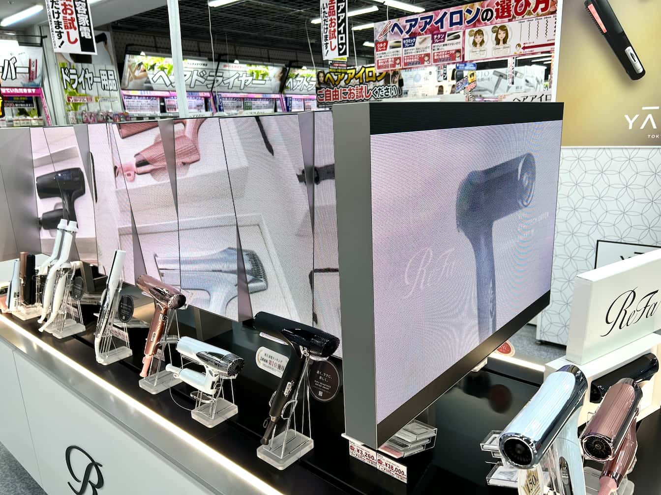 ヨドバシカメラマルチメディア博多様の店舗ディスプレイ什器・展示台にLEDビジョン・ディスプレイを施工をさせていただきました1