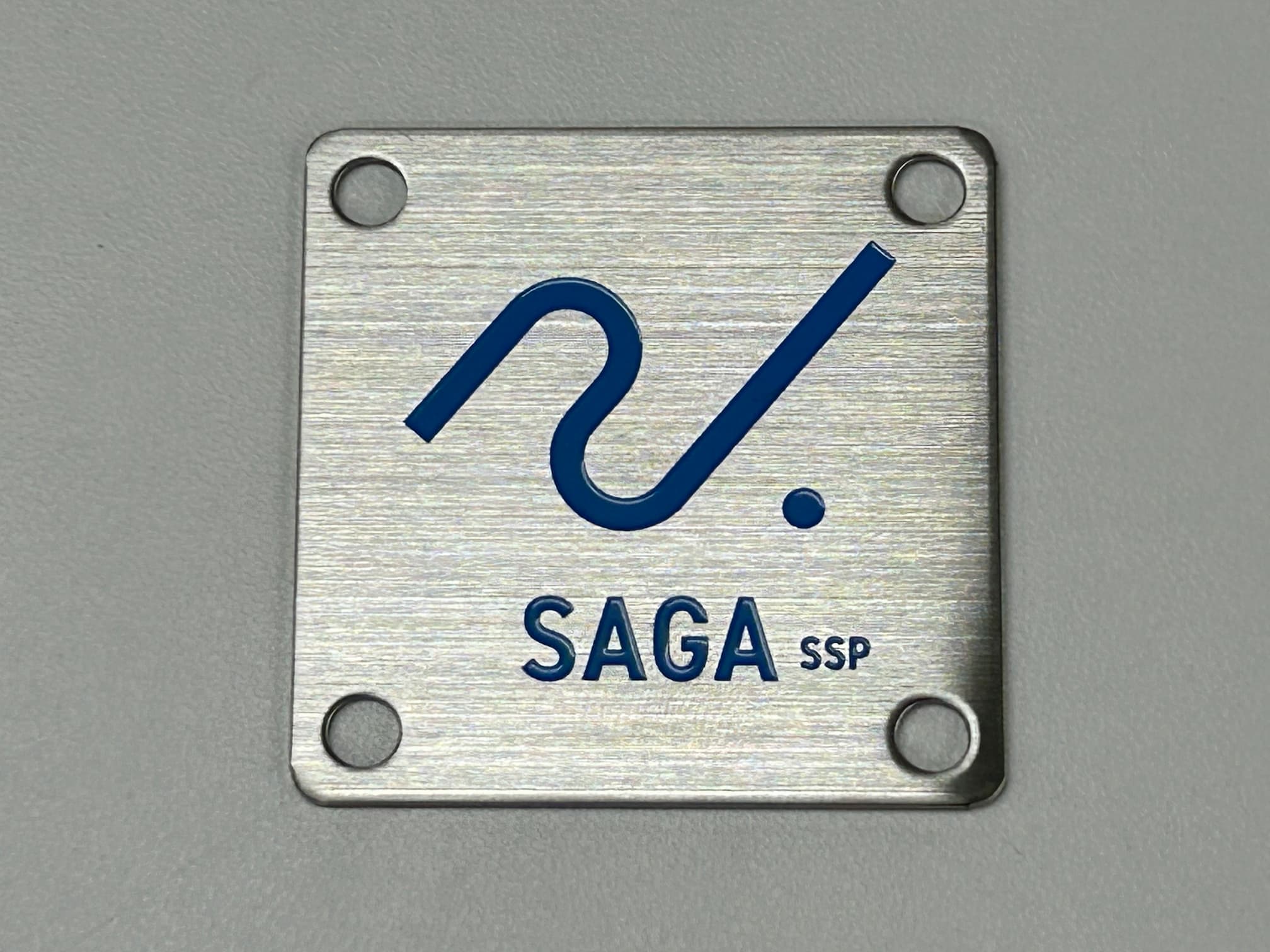 SAGA SSP様(佐賀県)のベンチプレートサイン・アルミプレート・ステンレスヘアラインの製作事例1