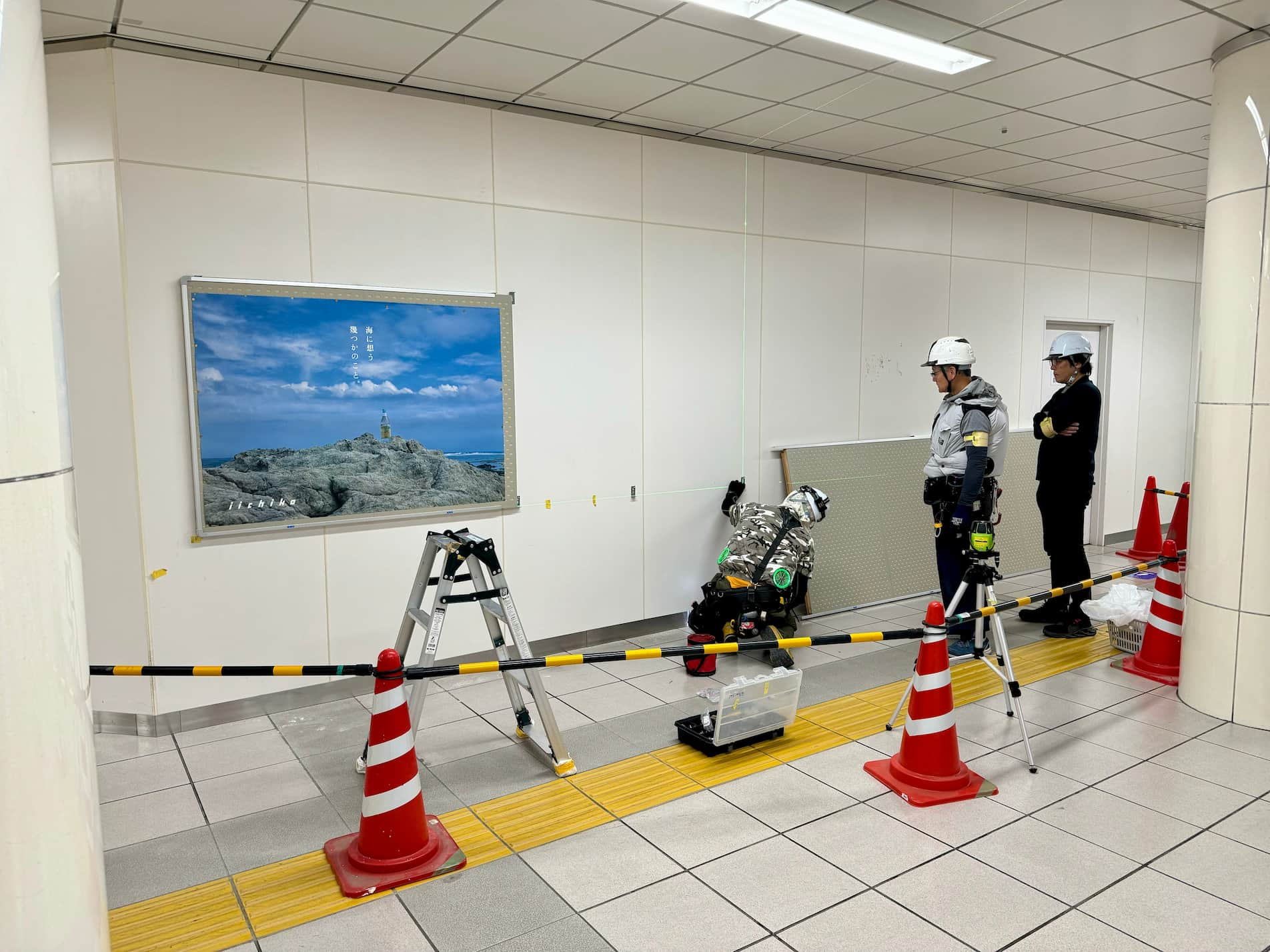 福岡市博多区に位置する福岡空港駅にて、掲示板の移設工事をさせていただきました4