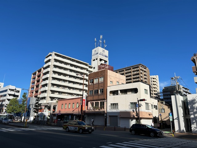 メトロス開発様(福岡市中央区)マンション屋上看板・塔屋サイン・アルミ複合板切文字の製作・施工事例2