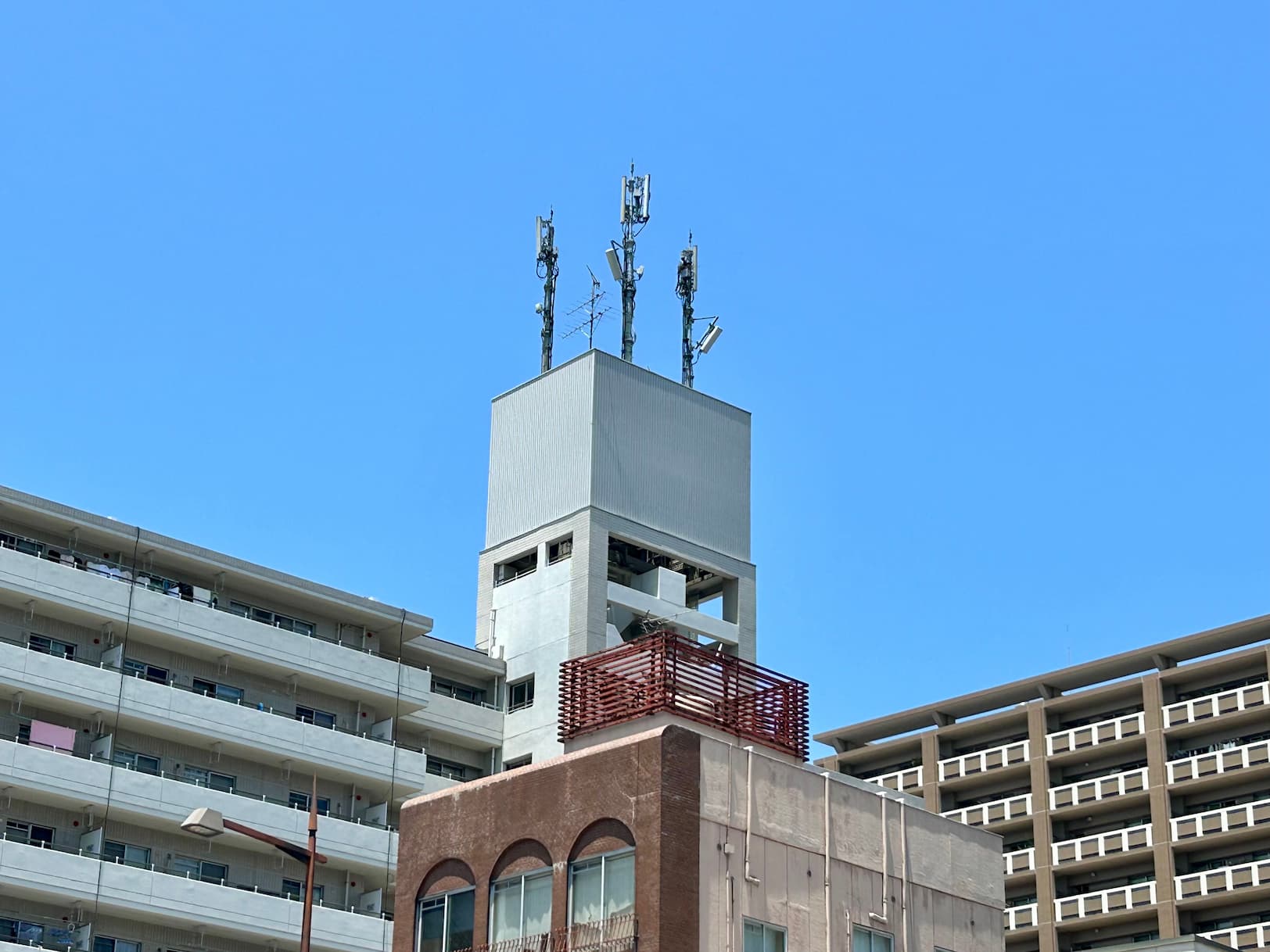 メトロス開発様(福岡市中央区)マンション屋上看板・塔屋サイン・アルミ複合板切文字の製作・施工事例3