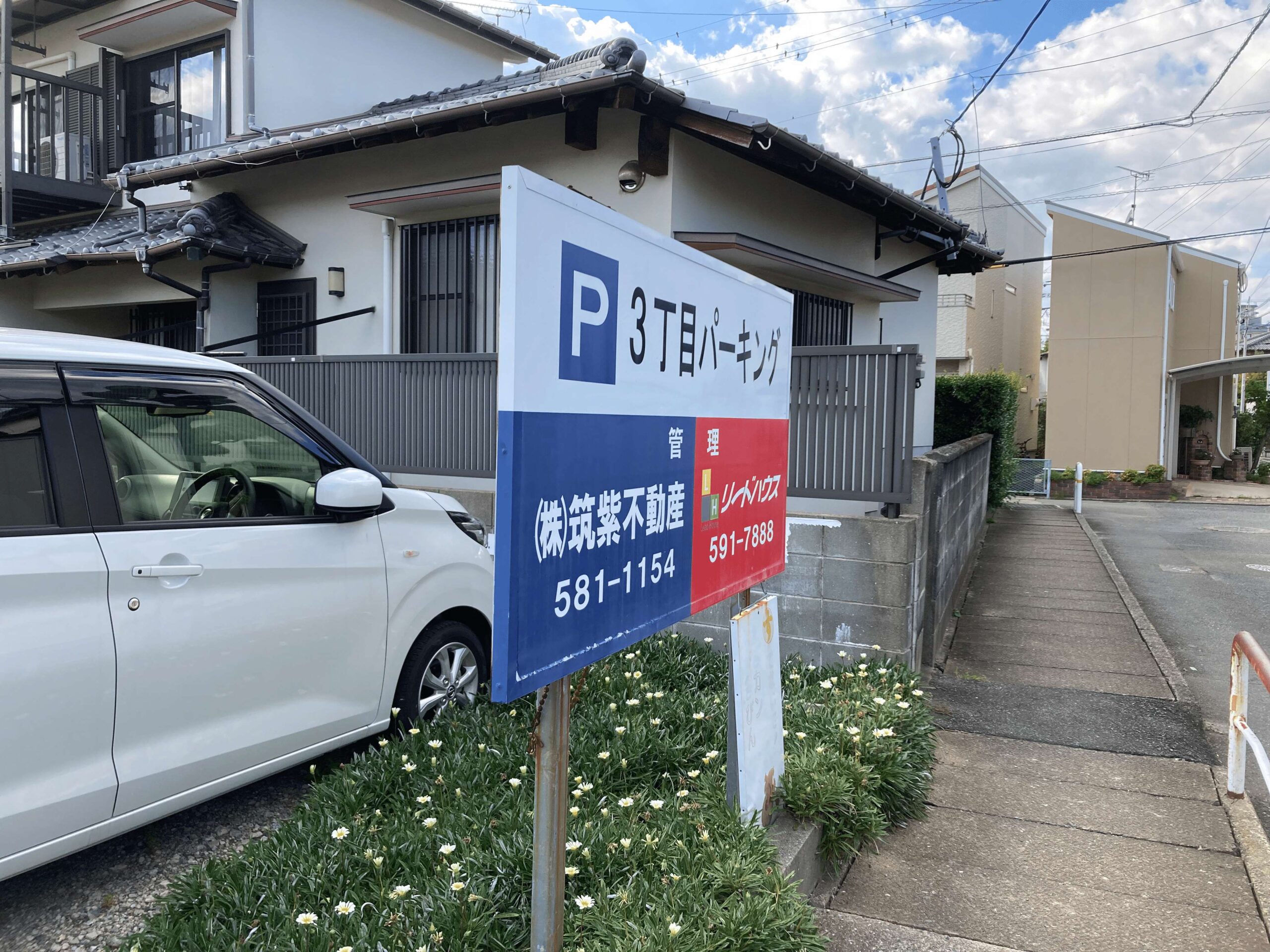 株式会社クエスト様(福岡市博多区)の3丁目パーキング駐車場案内パネル看板(アルミ複合板・インクジェットシート貼り)の製作・施工事例4