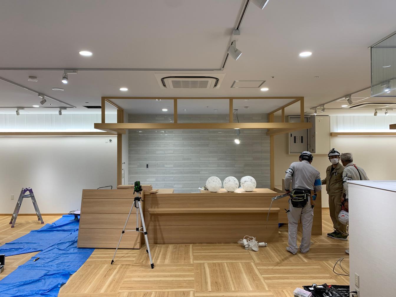 玉屋 国内線店様(福岡市博多区)の店舗看板・受付・社名サインの製作・施工事例4