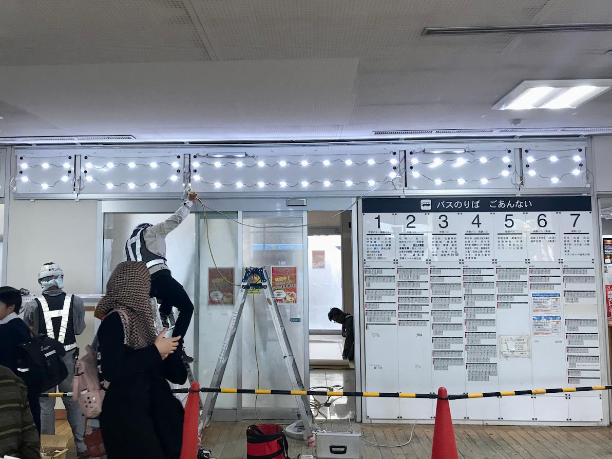 ファミリーマート佐賀駅バスセンター店様(佐賀県佐賀市)のコンビニアクリル看板・枠組・LEDライトの設置事例3