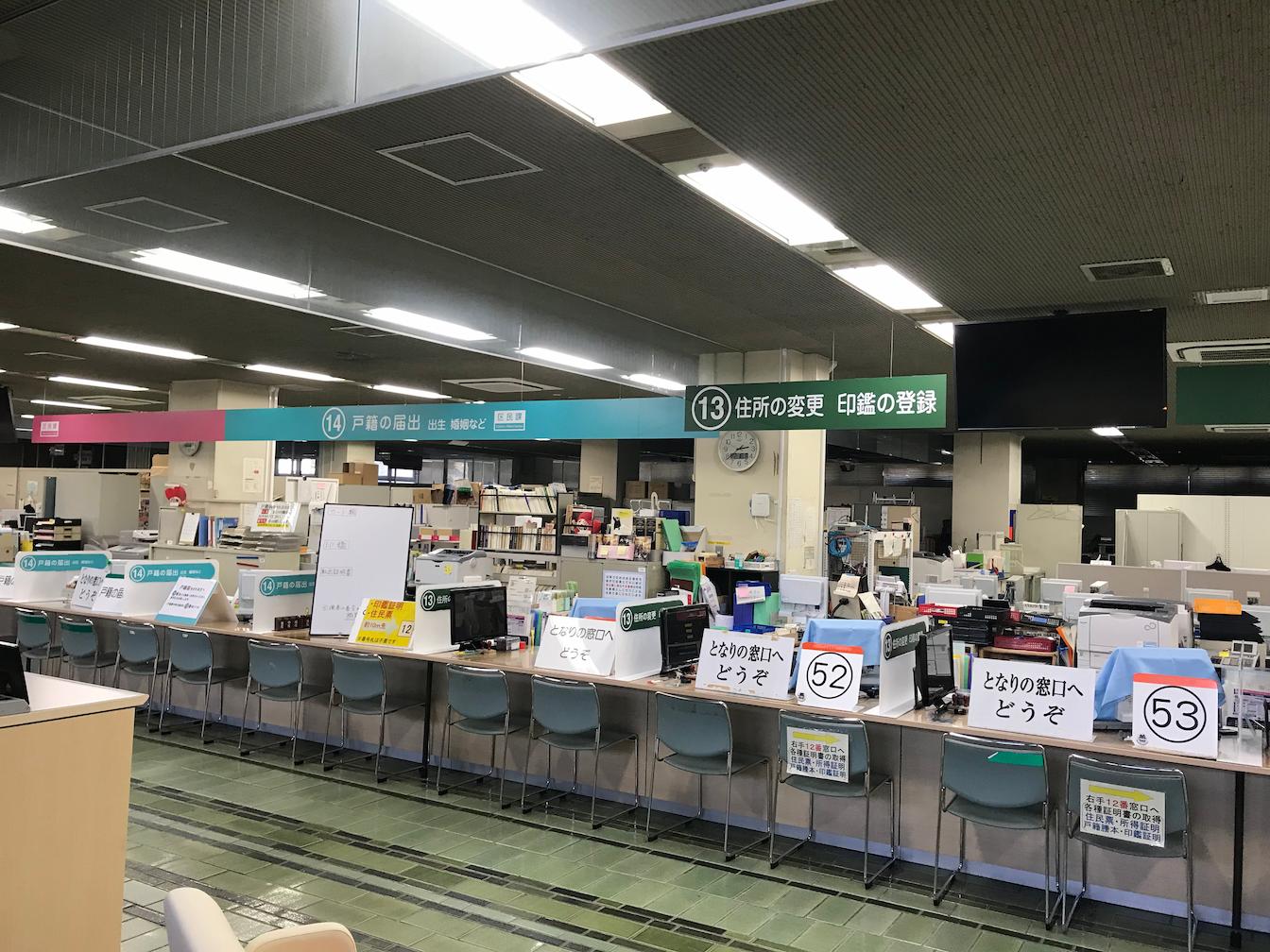 熊本市中央区役所様(熊本市中央区)の施設天吊りサイン・アルミ複合板・インクジェットシート製作・施工事例1